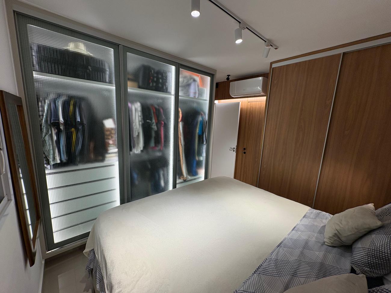 Suíte — closet telado